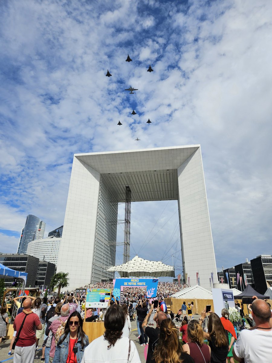 franckboucher's tweet photo. Florilège du défilé aérien du #14juillet2023 sur #GardenParvis à @ParisLaDefense. #BestPlaceToWatch https://t.co/P0yYAWKSdj