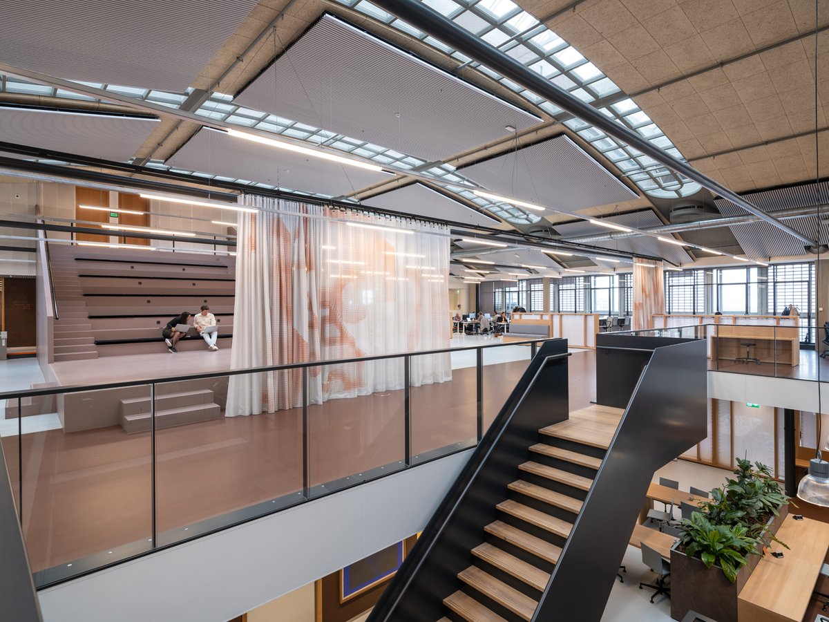 The revitalized Stationspostgebouw in The Hague now serves as PostNL's sustainable, social work environment. Our customized curtains strike a balance that fosters connection and collaboration within the intimate units of the expansive space: hubs.li/Q01XDl760 #projectfriday