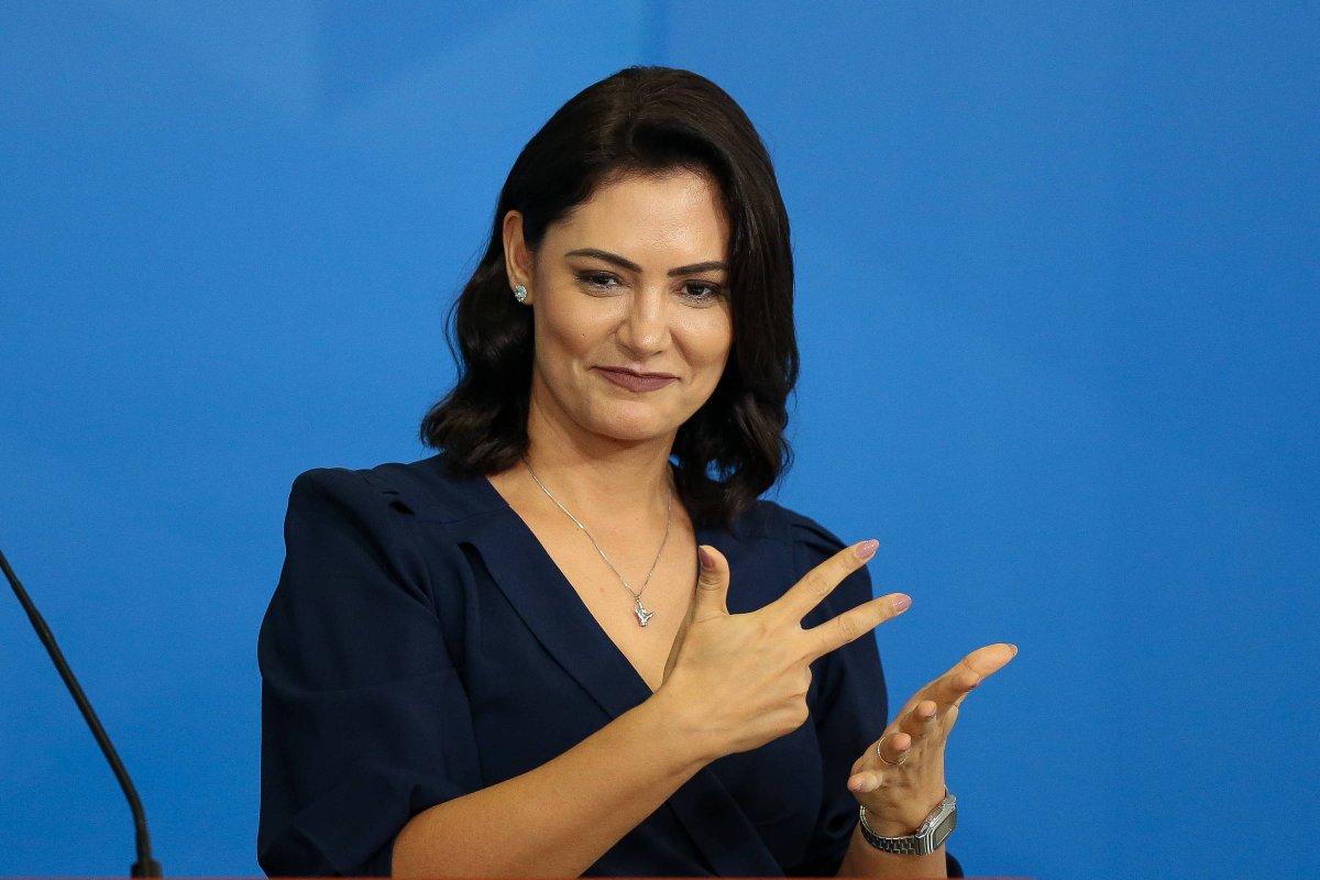 O tenente-coronel Mauro Cid  conta que tinha ordens explícitas de Bolsonaro para pagar contas da própria Michelle, mas que o então presidente detestava que ele pagasse também faturas de familiares da primeira-dama. Mesmo assim, ela mandava essas contas com ordens para pagar. E,