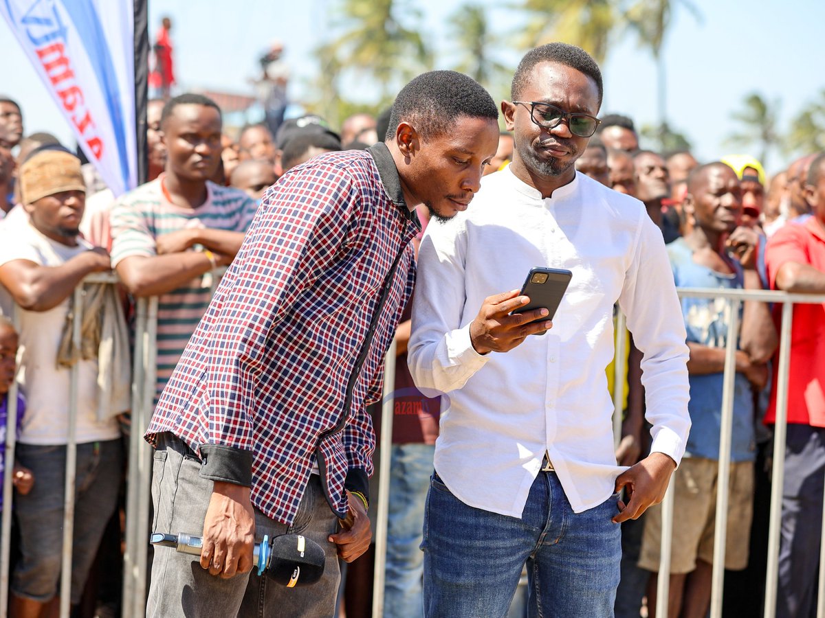 azamtvtz's tweet photo. FACE OFF: Wazee wa #NjeYaUlingo Gilbert Johannes na Aidan Mlimila wapo tayari kuianza kazi hapa viwanja vya Las Vegas, Mabibo Dar es Salaam.

Tuko LIVE #AzamSports1HD 

#VitasaNight #FaceOff #LasVegas #DullahMbabeVsErickKatompa #SioKinyonge #PaybackNight https://t.co/uLWxkQWfxB
