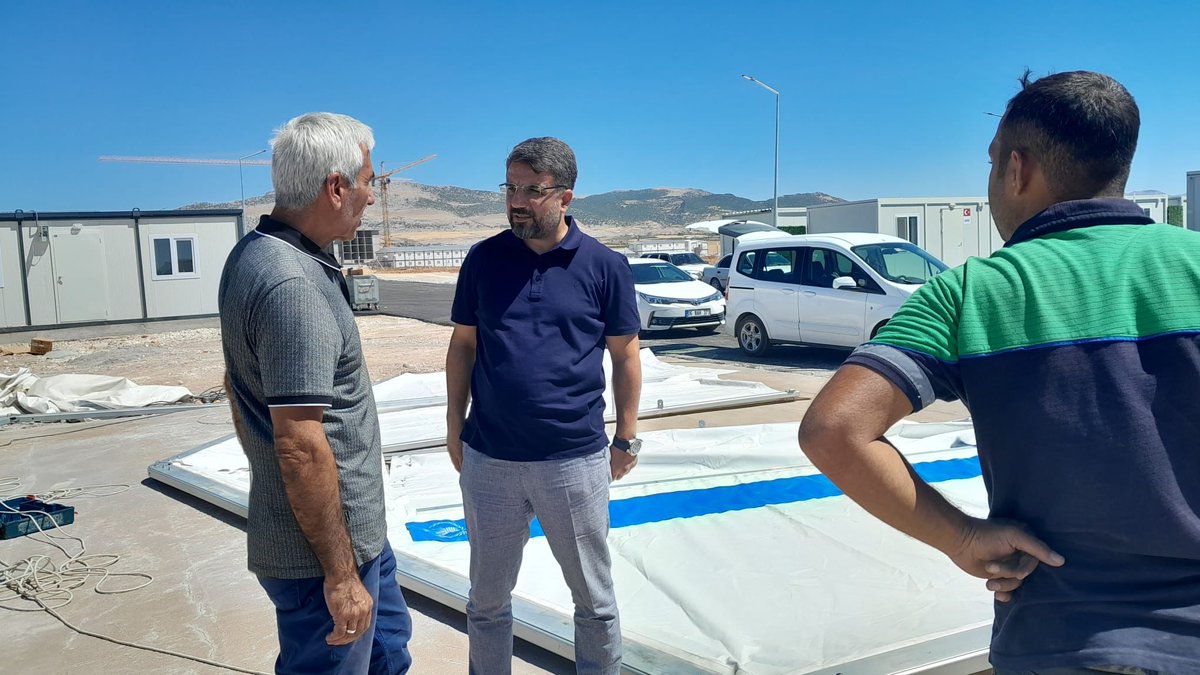 ADKulturTurizm's tweet photo. K6 Konteyner Kentte 240 metrekare Çadır Kütüphane kurulum çalışmaları İl Müdürümüz Abuzer Gelse tarafından kontrol edildi

Deprem sonrası çocuklarımız ve gençlerimiz için konteyner kentlerde Kütüphane başta olmak üzere sosyal ve kültürel faaliyetlerimiz hız kesmeden devam ediyor. https://t.co/eOvjLONsTX