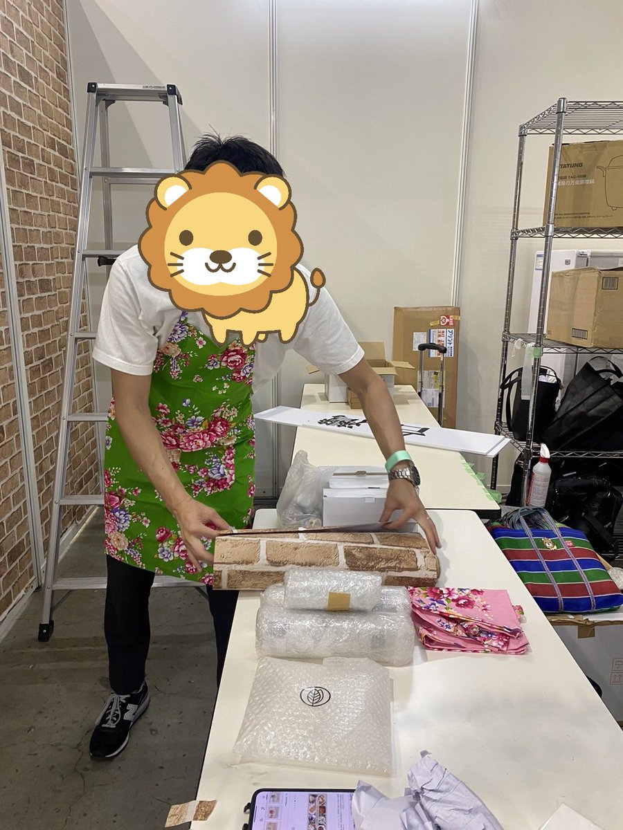 libe_fes_taiwan's tweet photo. 台湾客家柄エプロン🤩
男女関係なく、
似合ってますね笑🫢

台灣遊藝館、少しずつ仕上がり✨
メンバー全員集合するの楽しみ！

15日〜17日
みなさんのご来店
お待ちしております🫶

等候您的光臨😘 https://t.co/yvMq1cSGdx