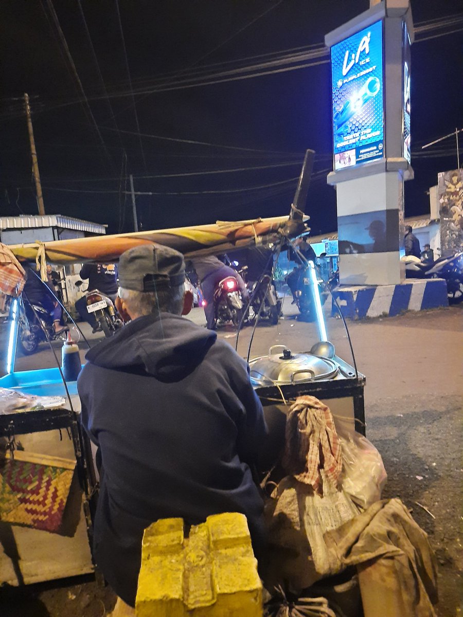 cilputra's tweet photo. Info lontong kikil area tretes prigen, pujasera depan hotel surya
Kesini wajib cobs 👌👌 https://t.co/o55doTKTIX