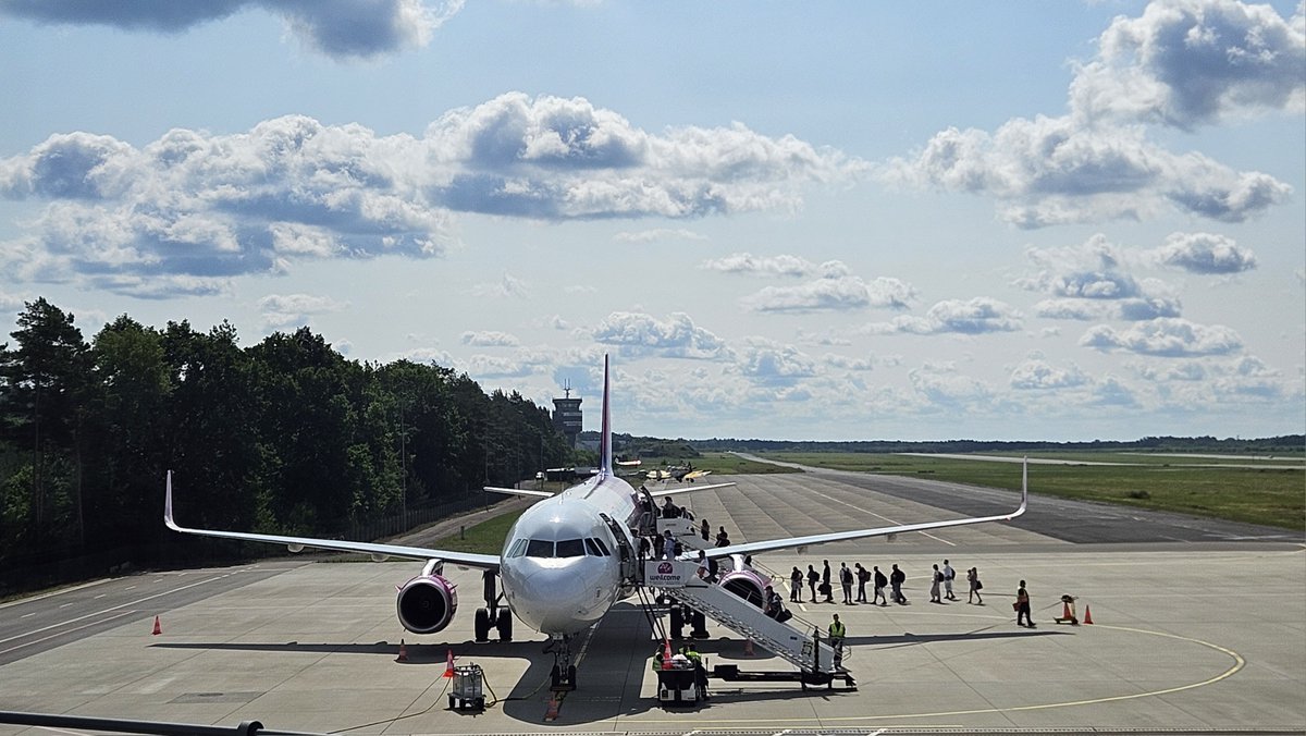 SzczecinAirport's tweet photo. Pogoda na weekend zapowiada się idealnie.👌
Będzie dużo Słońca i bardzo ciepło.☀️
✈️Może wspólna podróż do Oslo?
#LatamzeSzczecina:
z @wizzair na lotnisko Torp w każdy poniedziałek oraz piątek
z @Fly_Norwegian na lotnisko Gardermoen w każdy wtorek oraz sobotę
#SZZTRF #SZZOSL https://t.co/0hLu0yAyGQ