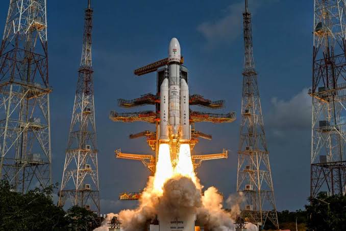 Boiled___Potato's tweet photo. Mesmerizing view of #ISRO launching #Chandrayaan3 . https://t.co/xDxqryTFjJ
