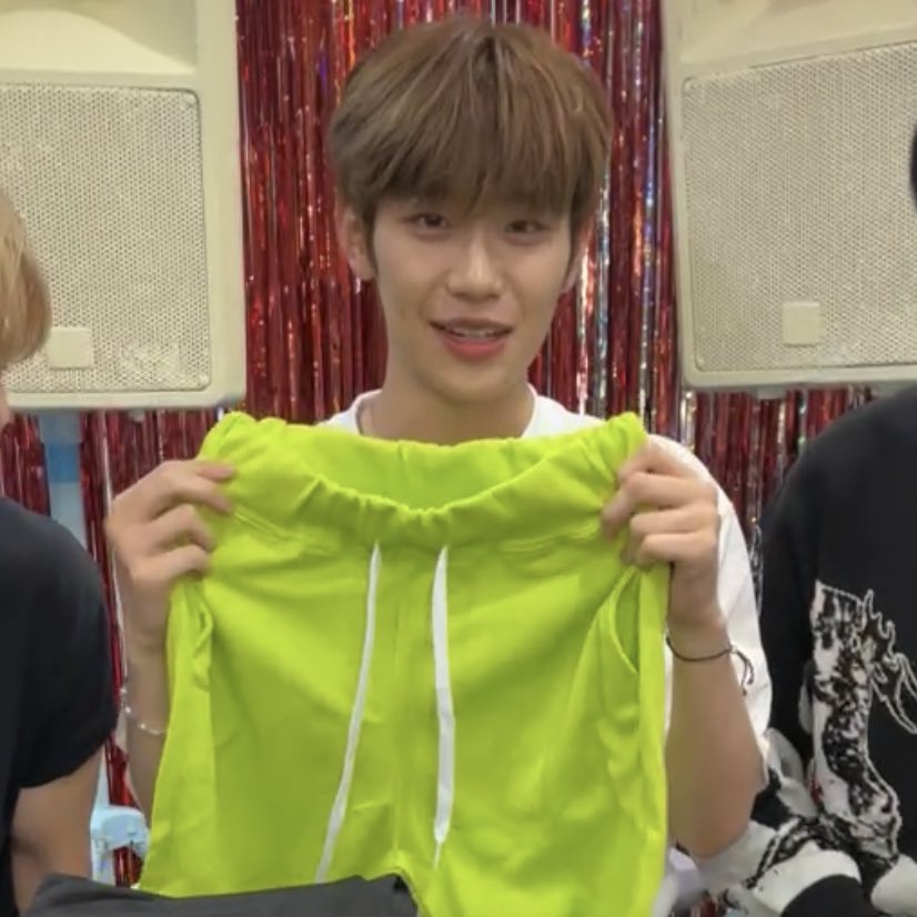 jiwoongiez's tweet photo. WHY THEY KEEP GIFTING TAERAE CLOTHES https://t.co/bQoiLF4SZu