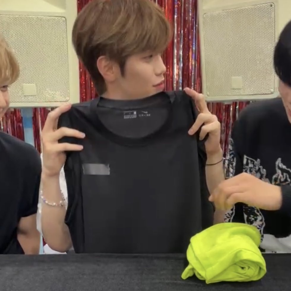 jiwoongiez's tweet photo. WHY THEY KEEP GIFTING TAERAE CLOTHES https://t.co/bQoiLF4SZu