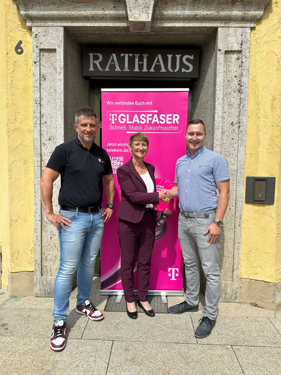 telekomnetz's tweet photo. #Glasfaser für #KirchheiminSchwaben mit #Derndorf, #Diepenhofen, #Hasberg, #Spöck & #Tiefenried. Maximales Tempo: 1 Gbit/s ab 2026. #Telekom hat die öfftl. Ausschreibung für den Netzausbau in Kirchheim in Schwaben gewonnen. #DasNetz #Glasfaseristmagenta Foto: Telekom https://t.co/IdIvrqwIvF