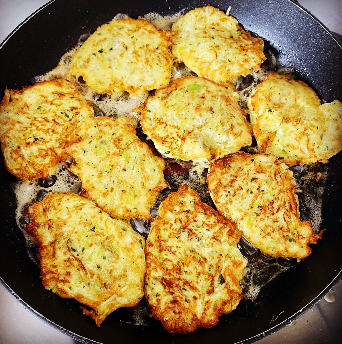 G27Marco's tweet image. Transformation des premières #courgettes du #jardin pour agrémenter le BBQ pour les visiteurs! Merci @aux_fourneaux pour la recette sympa! Bon #appétit ! #paillassons