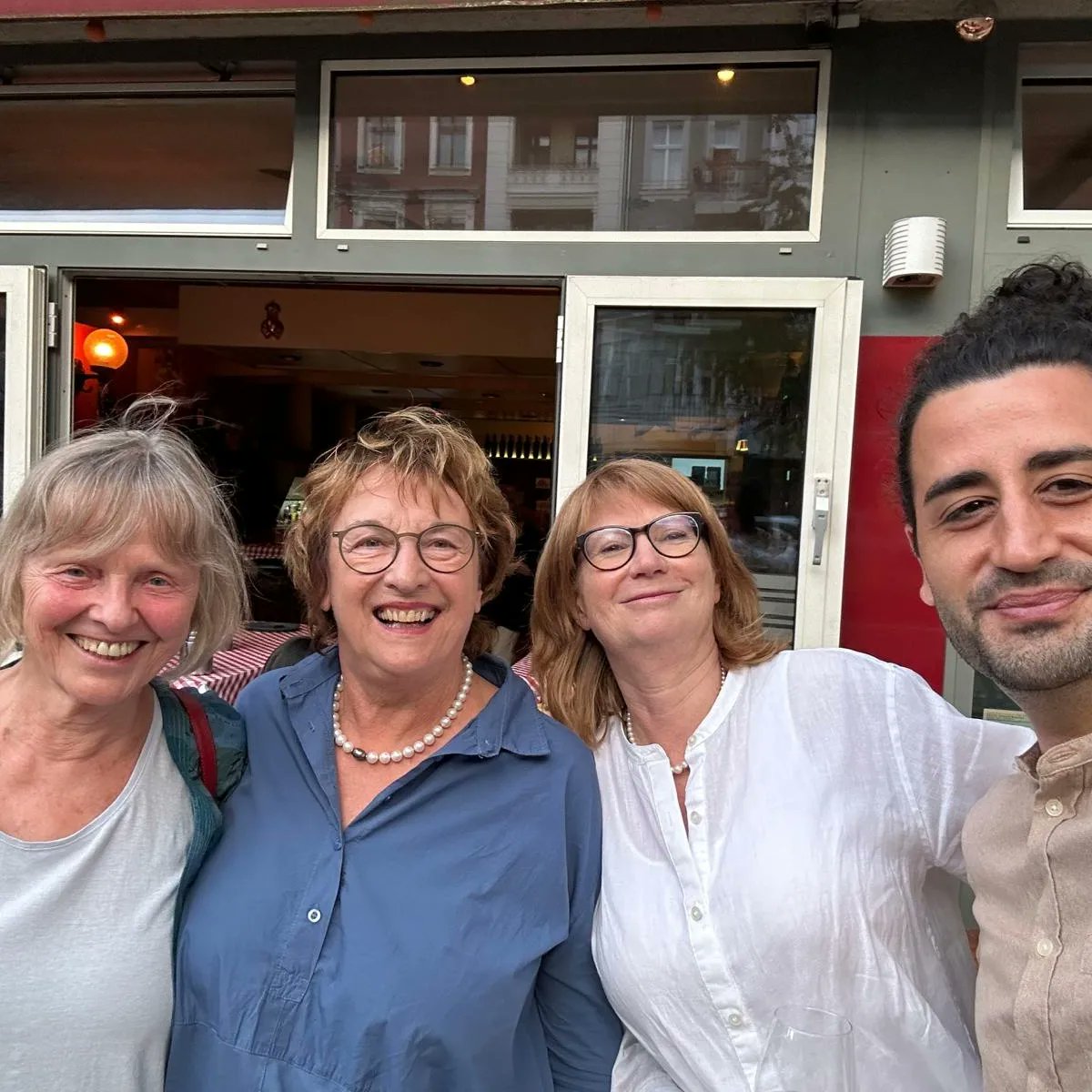 Zum 200. Mal
lud die SPD Friedenau zu den Friedenauer Gesprächen ein. 
Zum Jubiläum im Brigantino mit großartigen Gästen:
Kevin Kühnert
Brigitte Zypries 
Orkan Özdemir
Marijke Höppner 
Lars Rauchfuß 
Mechthild Rawert