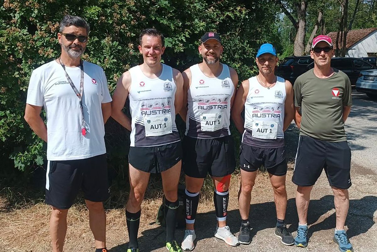 uogsteiermark's tweet photo. #Europameisterschaft der #Unteroffiziere im Militärischen 7-Kampf: Christopher J., Rene G., Dieter M. mit den Betreuern Richard K. (1.v.l.) und Manfred G. (1.v.r.). Inhalt der Ausgabe #2/2023 der Informationszeitung der @UOGSteiermark. #UOGST #UOGSteiermark #Bundesheer https://t.co/Ru98r6SPe1