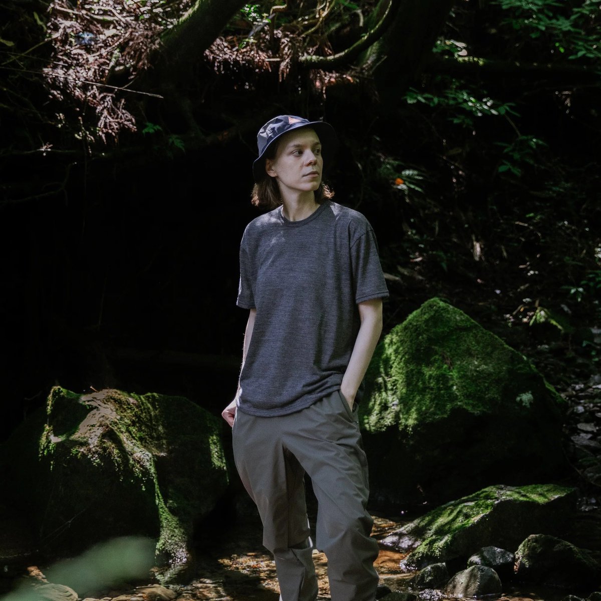 hereness_jp's tweet photo. DRY WOOL T-SHORTが販売開始！ 
ポリエステルのフィラメントをウールの繊維束の内側に包み込むようにして撚って作られた特別な糸"NIKKE AXIO"を採用しました。

🔗 https://t.co/XcDGvsdfiO
 モデルサイズ
男性　身長178cm  Lサイズ着用
女性　身長167cm  Mサイズ着用  #hereness  #drywooltshirt https://t.co/pxZssmdyAx