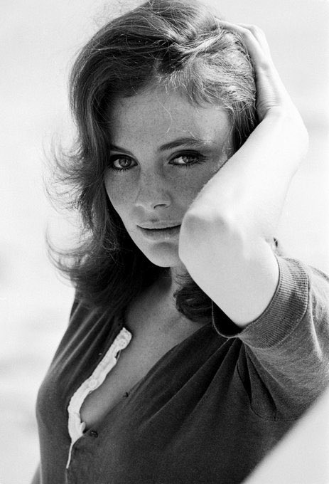 Zepapou's tweet photo. Fête Nationale ou pas, c’est #VendrediSeins et… pas de #VendrediSeins sans Jacqueline Bisset !
Sexy, lovely #JackieB ❤️ https://t.co/bxh9wUJyZE