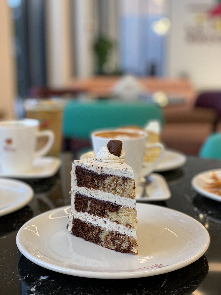 لاروكا "La Rocca" 🤩♥️
بيكري وقهوة جديدة بالرياض يقدمون خيارات متنوعة من الكيكات والمخبوزات والقهوة البراند كندي له ٦٠سنة يوفرون كيكة كاملة أو بالجملة عندهم خيارات من الكيكات خالية من الجلوتين وكيكات نباتية خالية من المشتقات الحيوانية (فيقن)
📍حي العقيق - شارع الإمام سعود بن فيصل