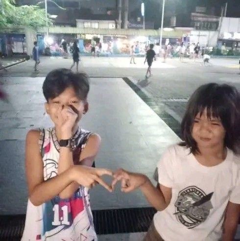 cutiekrit's tweet photo. kasya na ata dito ang population ng mga penguins parang kebs na yan tapos may photo op with bibs at pp https://t.co/QcYoO700T0