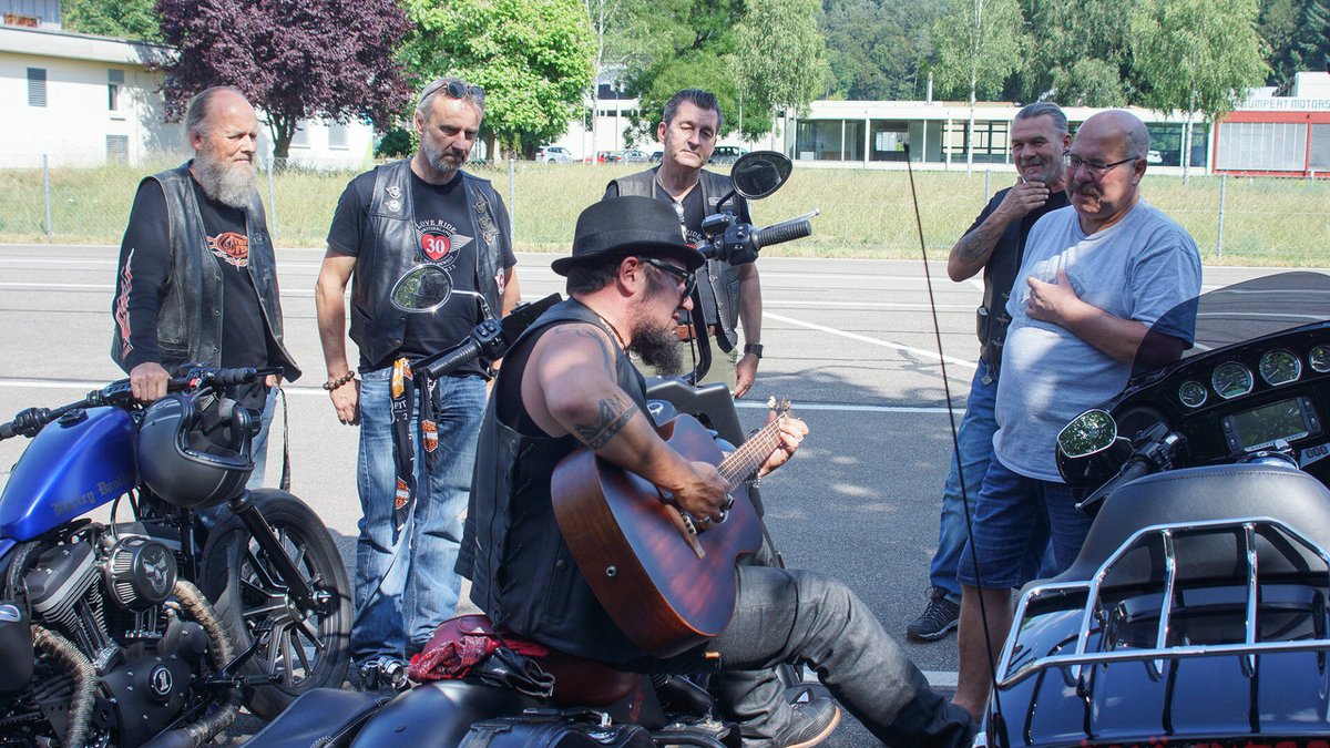 MotorradN's tweet photo. Nach schwerem Unfall beim #LoveRide2023 überrascht @MarcAmacher den verletzten Biker Stephan mit Privatkonzert 🎵. Lesen Sie die vollständige Geschichte auf unserer Website. #MotorradNachrichten #MotorcyclesNews #LoveRide #MarcAmacher #BikerBenefiz

https://t.co/6iW8OwZINB https://t.co/B2cYWzo7LX
