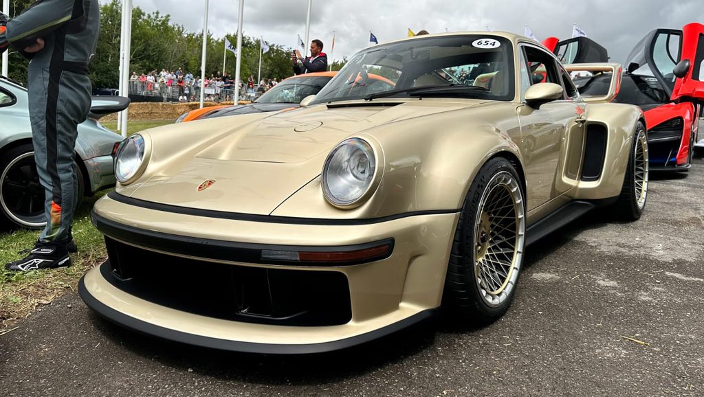 evomagazine's tweet photo. The $2m @singervehicles DLS-T at @fosgoodwood. 9000rpm 3.8-litre turbocharged flat-six, 700bhp, six-speed manual, limited to 99 units. 📷 @evosamj https://t.co/o4c0JJdyas https://t.co/jmL9QXZVES
