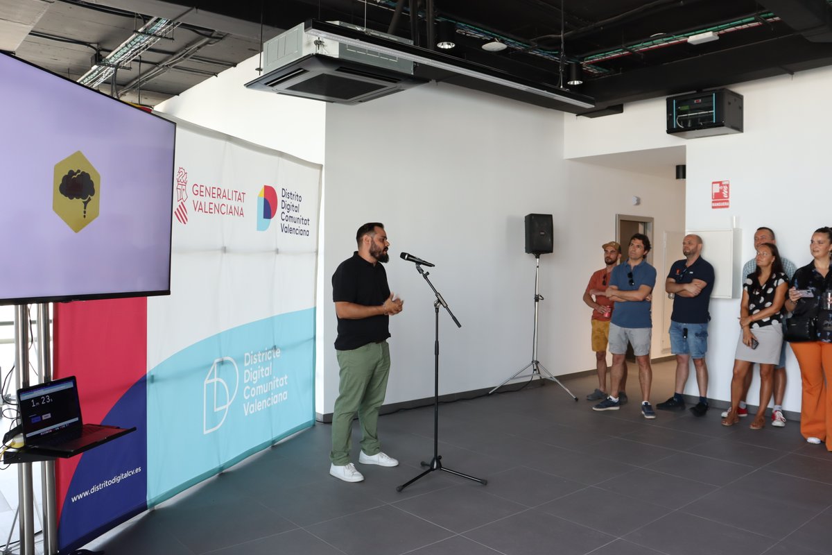 TechFabLabCV's tweet photo. 📢 Ayer dimos la bienvenida a las #EmpresasDDCV ya instaladas en Distrito Digital 5, con un encuentro desenfadado en el que tuvieron la oportunidad de presentarse y empezar a conocerse. 🙋🏻‍♀️🙋🏽‍♂️🙋🏼

#DistritoDigitalCV #GenerandoSinergias https://t.co/cL0emlsigL