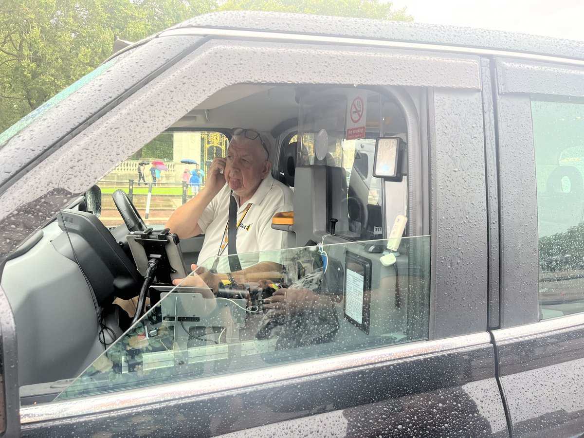 laurastarbeth's tweet photo. @BlackCabLondon Amazing cabbie named Paul in London! We found a woman’s bag in the cab and worked together to track her down. What an amazing man with such a good heart!! He should get tea with the King #blackcab #london #kingcharles https://t.co/MKFkzZNUyW