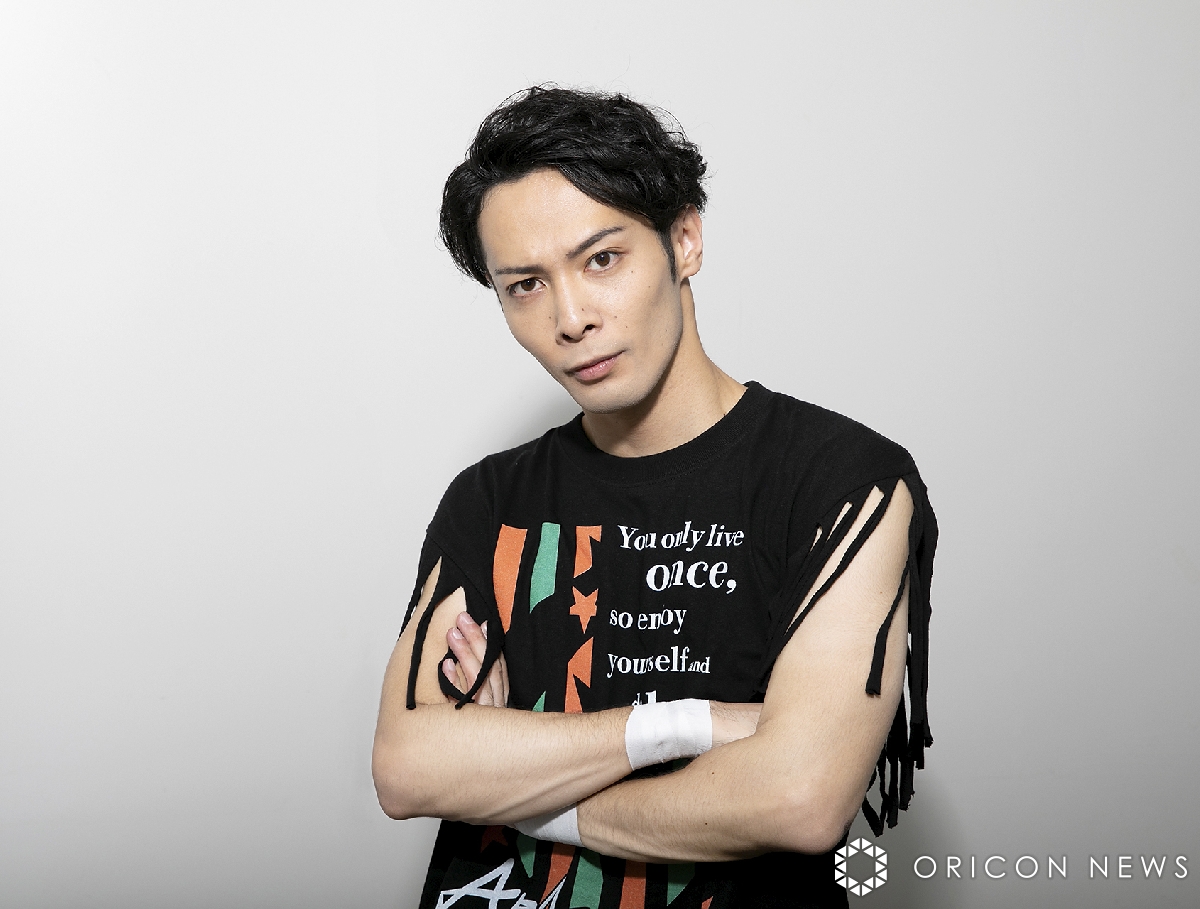 oricon's tweet photo. 【独占インタビュー】
元ジャニーズJr.赤間直哉、プロレスデビュー「志半ばでアイドル活動を断念…芸能界に未練があった」
https://t.co/mEYbnGoIfG

ジャニーズJr.「Ya-Ya-yah」としてCDデビュー後、ダンサー、俳優として活躍。木村昴率いる「天才劇団バカバッカ」劇団員を経て、プロレスラーに。 https://t.co/n6oTtoSkjO