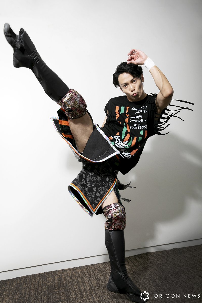 oricon's tweet photo. 【独占インタビュー】
元ジャニーズJr.赤間直哉、プロレスデビュー「志半ばでアイドル活動を断念…芸能界に未練があった」
https://t.co/mEYbnGoIfG

ジャニーズJr.「Ya-Ya-yah」としてCDデビュー後、ダンサー、俳優として活躍。木村昴率いる「天才劇団バカバッカ」劇団員を経て、プロレスラーに。 https://t.co/n6oTtoSkjO