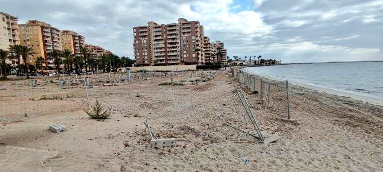 NuestroMarMenor's tweet photo. Nueva TORRE DE PISOS en Veneziola La Manga.

La valla perimetral casi se mete en el agua, es lo que tiene contar con alcaldes y concejales nada comprometidos con su territorio ni con lo que significa La Manga.

Despidamos a tortugas bobas porque ya sólo podrán anidar en garajes. https://t.co/UcCLnx6nL1