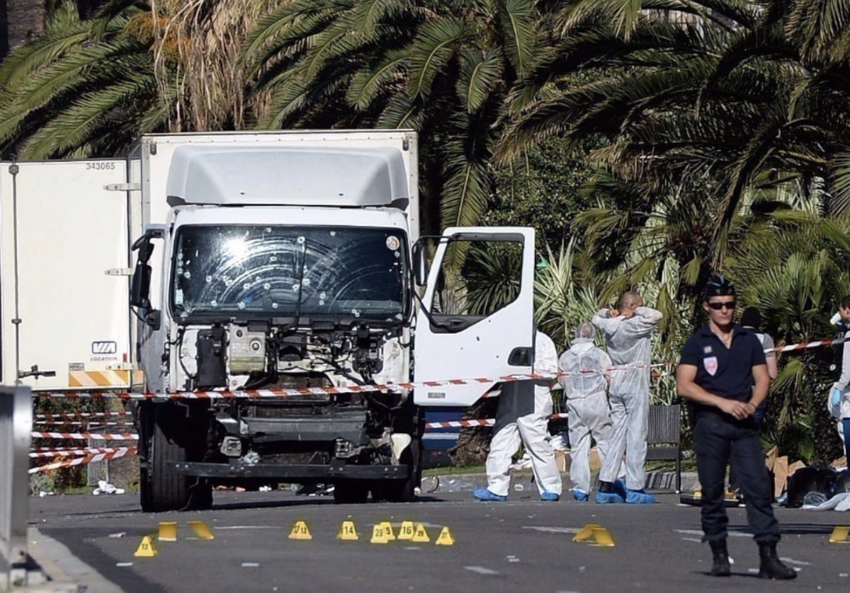 J’étais à Nice le 14 juillet 2016, je n’oublierais jamais…
Et si un policier avait tiré juste avant le massacre? Qu’il avait neutralisé ce terroriste islamiste dès la 1ère roue sur la promenade?
Il serait en prison, mis en examen et LFI crierait aux #ViolencesPolicières, #Macron