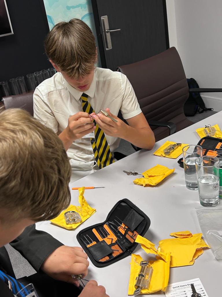 📸 A few snaps from Oakwood Secondary School Horley's workplace visit in London last week 📸

Massive thanks to the brilliant team at HUMAN for organising such an engaging and hands-on day for all the students involved 👏

#DareToDream #mentoring  #inspiration #future #students