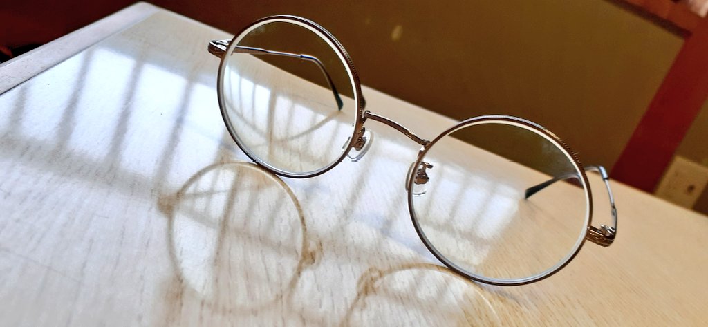 「眼鏡買い換えた推しの概念眼鏡」|まろびつのイラスト