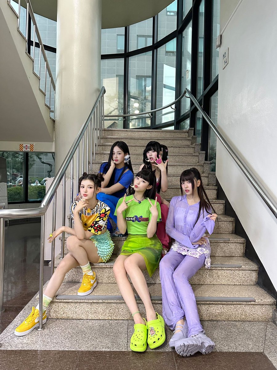 [NewJeans Commentary👀]

오늘도 시간내서 와주신 버니즈~ 그리고 방송
보시면서 응원해주신 버니즈! 모두 고마워요
뉴진스의 슈퍼파워 받고 오늘 하루도 화이팅 힘내서 보내길 바라요!!😆
뉴진스의 즐겁고 설레는 시작!><

#NewJeans #뉴진스
#NewJeans_SuperShy #NewJeans_NewJeans