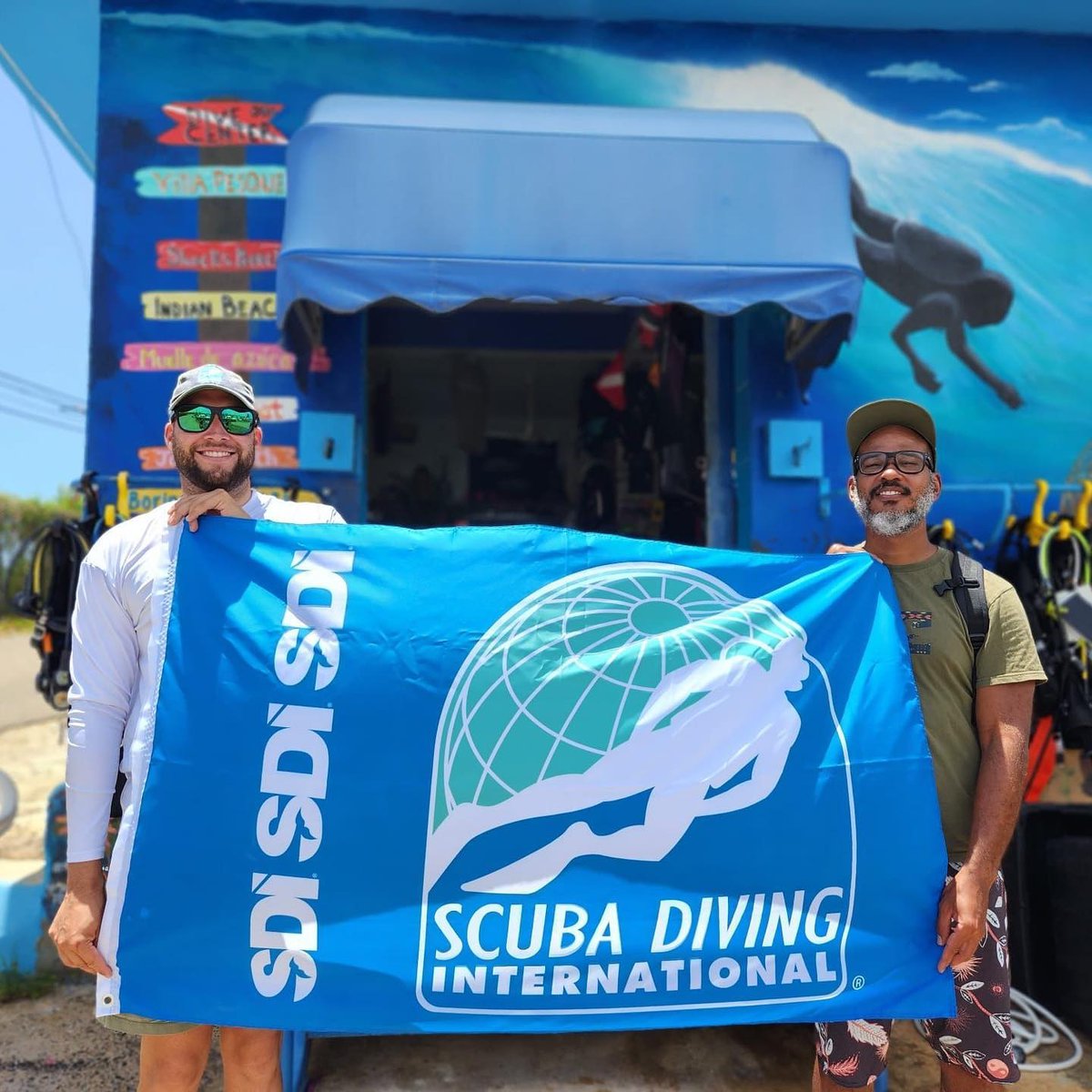 SDIdivers's tweet photo. Happy Flag Friday friends! 
📷 @aquaticauwadventures

"Congratulations to our first certified SDI diver! We recently became an sdidivers training facility and we could not be more excited! Happy diving to our newest completed student🤙🏼🤿"

#SDIdivers
#diveflagfriday #scuba https://t.co/m7UVs3KYmp