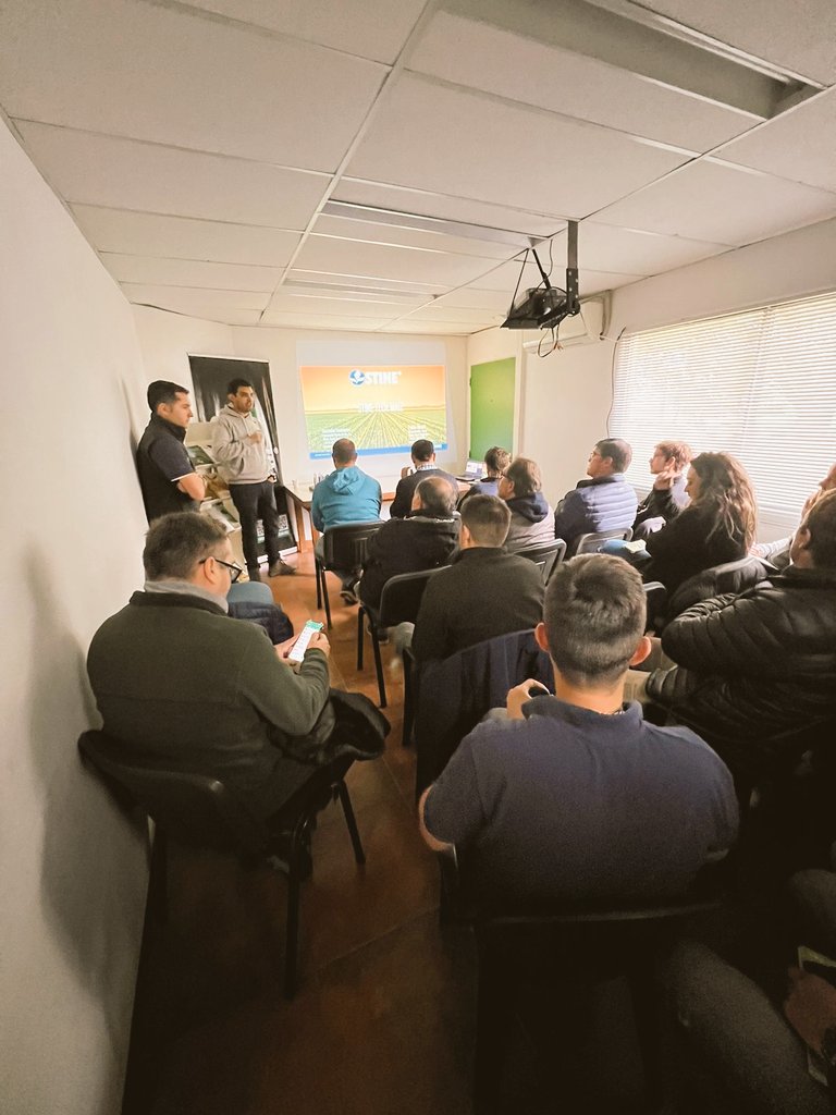 PabloRRicart's tweet photo. StineTech en Sur de Sta Fe 📌 Chapuy con @NutrienAgRetail .
Lo importante  de participar en todo el ciclo del cultivo de 🌽 desde Barbecho a Cosecha. https://t.co/3Q0sqxQmg7