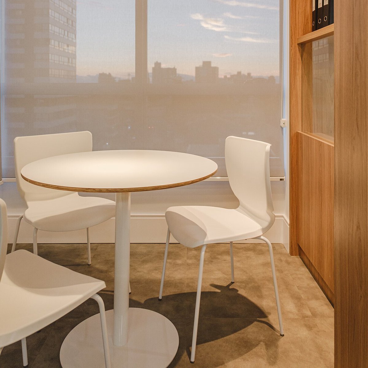 Prima_Design's tweet image. Ambiente funcional para reuniões rápidas e produtivas: a cadeira é confortável e descontraída, e a mesa redonda permite a interatividade de todos.

Converse com nossa equipe comercial e encontre as melhores soluções para ambientes organizacionais.

Ligue👉 54-99902-2223