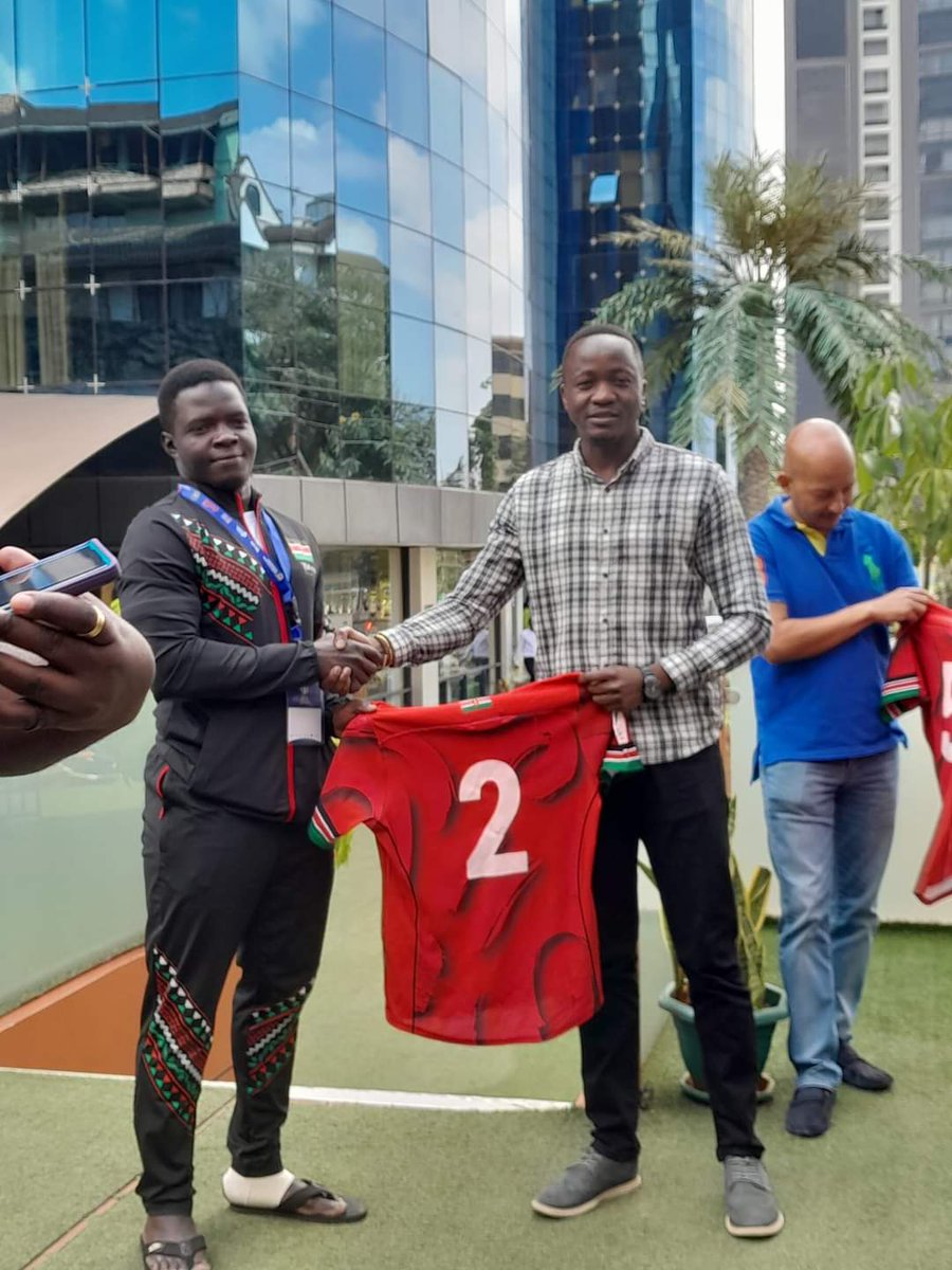 KiongoziFelix's tweet photo. #TeamChipu Shirt presentation ahead of their World Rugby U20 Trophy opening clash against Samoa
In attendance was KRU Chairman Sasha Mutai as well as KRU Director of Fixtures Leslie Mwangale and Kenya Simbas TM Jimmy Mnene
#WorldRugbyU20s
#RugbyNaSherehe
#TalantaHela
#AbabuNaKaz https://t.co/MBuqr7a3Dx
