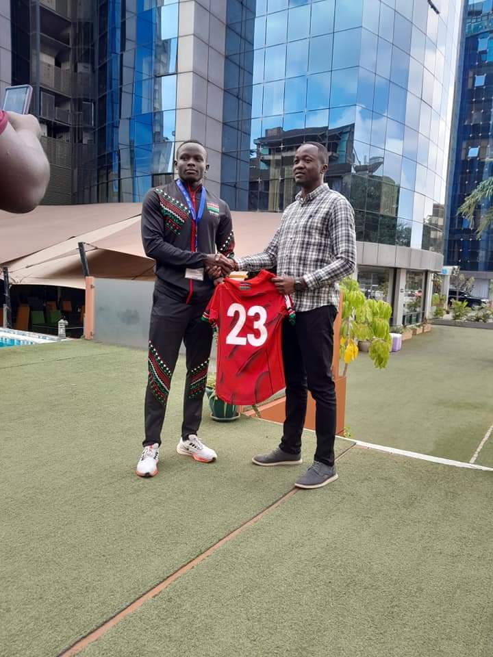 KiongoziFelix's tweet photo. #TeamChipu Shirt presentation ahead of their World Rugby U20 Trophy opening clash against Samoa
In attendance was KRU Chairman Sasha Mutai as well as KRU Director of Fixtures Leslie Mwangale and Kenya Simbas TM Jimmy Mnene
#WorldRugbyU20s
#RugbyNaSherehe
#TalantaHela
#AbabuNaKaz https://t.co/MBuqr7a3Dx