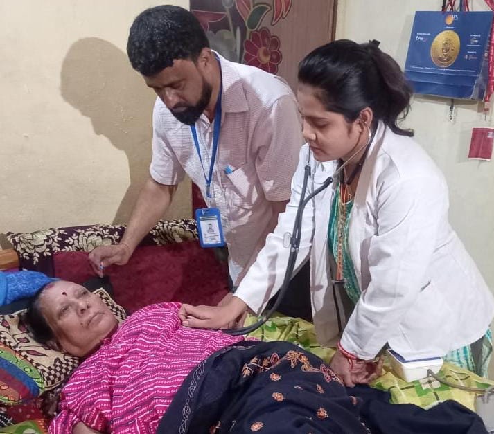 पद्म विभूषण तीजन बाई जी की सेहत पर लगातार ध्यान दिया जा रहा है। तीजन दीदी अपने निवास पर स्वास्थ्य लाभ ले रही हैं। 
   मुख्यमंत्री श्री <a href="/bhupeshbaghel/">Bhupesh Baghel</a> के निर्देश पर जिला प्रशासन <a href="/DurgDist/">Durg</a> द्वारा उनके घर पर फिजियोथेरेपी की भी सुविधा उपलब्ध कराई गई है। हेल्थ एंड वेलनेस सेंटर की टीम