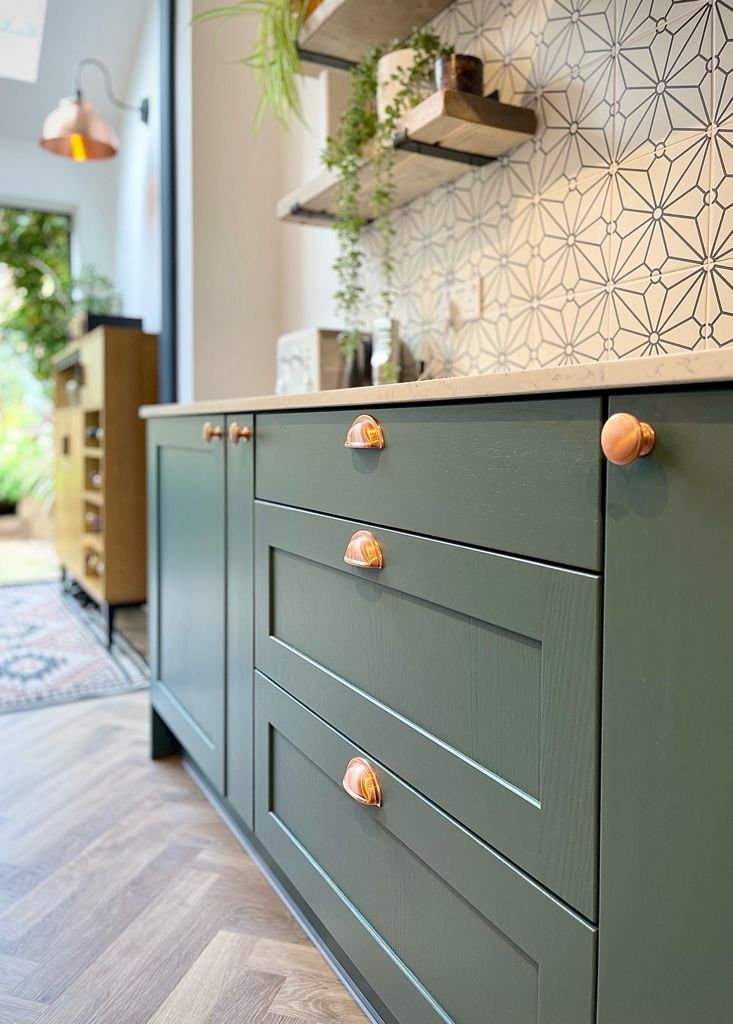 UnitsOnline's tweet photo. Classic shaker styling.

This beautiful shaker kitchen, supplied to another happy customer, is the Burbidge Fenton.  It is shown here in baltic green, which is available from stock.  The Fenton is available with a choice of 22 stunning colours.

https://t.co/JTNzsQLZ5F https://t.co/v1eH5Oa2R0