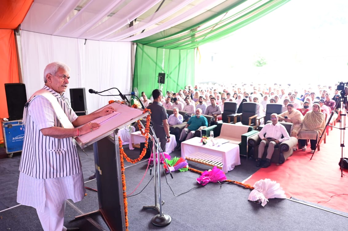 shah_Shakir_011's tweet photo. Attended #valedictory_function of CBC, Ministry of I&amp;B's Multimedia Exhibition in #Srinagar. In past 9 years under the leadership of Hon'ble PM Shri Narendra Modi Ji,the country has #transformed into economic #powerhouse &amp; a model of inclusive #development for the world.LG Sinha https://t.co/sqHs7IgBkb