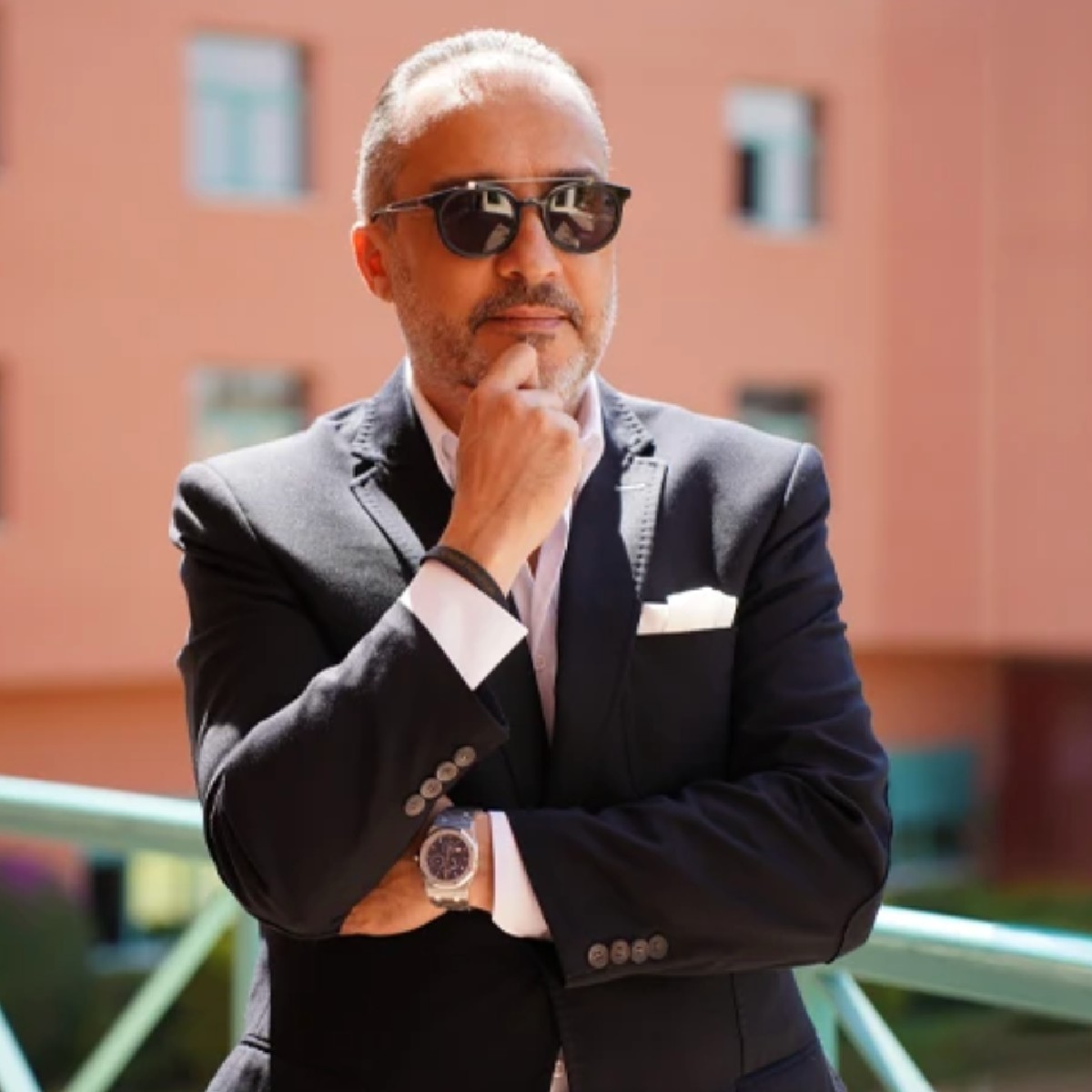 Catch up with Les Roches alumnus Rami Sayess as we explore a jet-setting career in hospitality which has seen him live and work in no fewer than 15 countries, most recently at the prestigious Four Seasons Bahrain Bay 👉 fal.cn/3zSVk #GeneralManager #FourSeasons