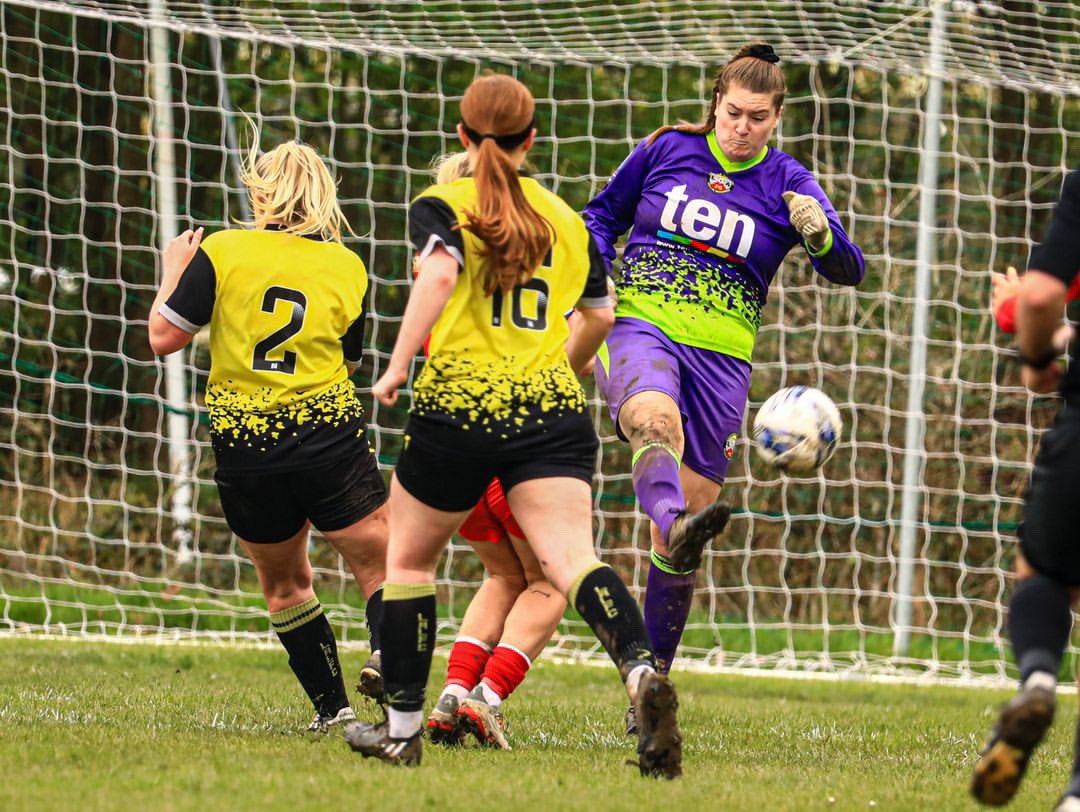 LeafieldAthLFC's tweet image. RETAINED

COLETTE BELL &amp;amp; GRACE GODWIN
NEW VICE CAPTAINS 🟡⚫️

Colette with her cat like reflexes, communication &amp;amp; distribution. Grace the ever present defender that a team needs. Consistent, hardworking &amp;amp; true role models. 
They will do a fantastic job as VC this season! 
#LALFC