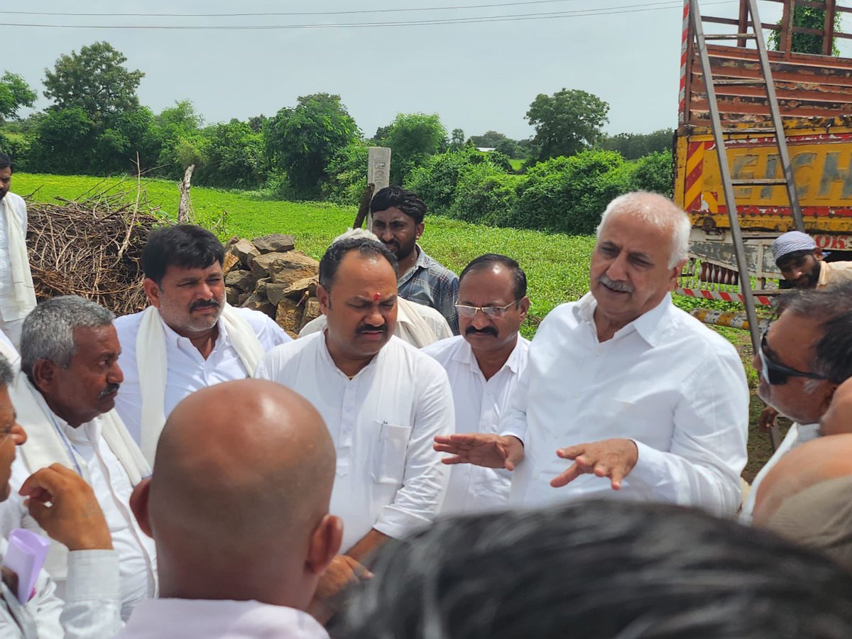 babusinhbjp's tweet photo. તળાજા તાલુકાના પીંગળી ગામે બનેલી ક્રુર ઘટનાથી સમગ્ર કારડીયા રાજપૂત સમાજ ઘેરા શોકની લાગણી અનુભવે છે. તેમના પરિવારને સાન્તવના આપવા તળાજાના ધારાસભ્યશ્રી ગૌતમભાઈ ચૌહાણ, ધોળકાના ધારસભ્યશ્રી કિરીટસિંહ ડાભી તેમજ સમાજના આગેવાનો સાથે મુલાકાત કરી.
@BJPKiritsinh https://t.co/YAqZ3PowXN