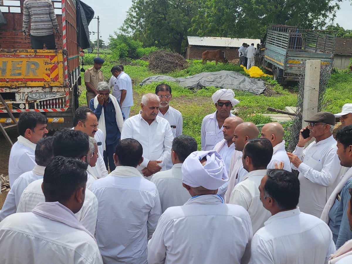 babusinhbjp's tweet photo. તળાજા તાલુકાના પીંગળી ગામે બનેલી ક્રુર ઘટનાથી સમગ્ર કારડીયા રાજપૂત સમાજ ઘેરા શોકની લાગણી અનુભવે છે. તેમના પરિવારને સાન્તવના આપવા તળાજાના ધારાસભ્યશ્રી ગૌતમભાઈ ચૌહાણ, ધોળકાના ધારસભ્યશ્રી કિરીટસિંહ ડાભી તેમજ સમાજના આગેવાનો સાથે મુલાકાત કરી.
@BJPKiritsinh https://t.co/YAqZ3PowXN