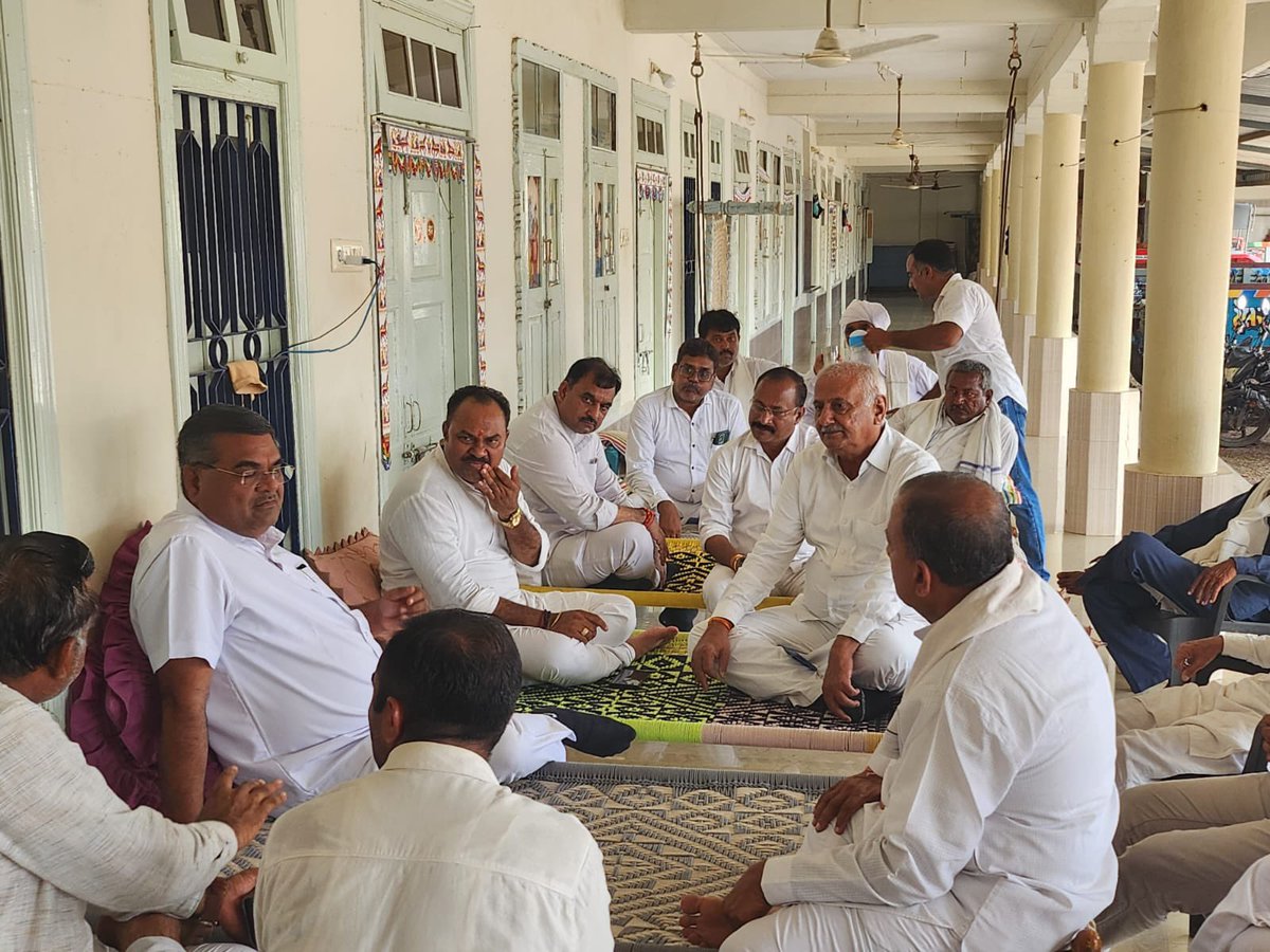 babusinhbjp's tweet photo. તળાજા તાલુકાના પીંગળી ગામે બનેલી ક્રુર ઘટનાથી સમગ્ર કારડીયા રાજપૂત સમાજ ઘેરા શોકની લાગણી અનુભવે છે. તેમના પરિવારને સાન્તવના આપવા તળાજાના ધારાસભ્યશ્રી ગૌતમભાઈ ચૌહાણ, ધોળકાના ધારસભ્યશ્રી કિરીટસિંહ ડાભી તેમજ સમાજના આગેવાનો સાથે મુલાકાત કરી.
@BJPKiritsinh https://t.co/YAqZ3PowXN