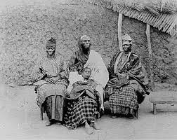 Pulaar wi’i: « Waaldude e tillerez buri waaldude e nimso »
Les Peuls disent: « Mieux vaut dormir avec la colère que de dormir avec le remords »
Fulani say: “It’s better to sleep with one’s anger than with remorse/regret”