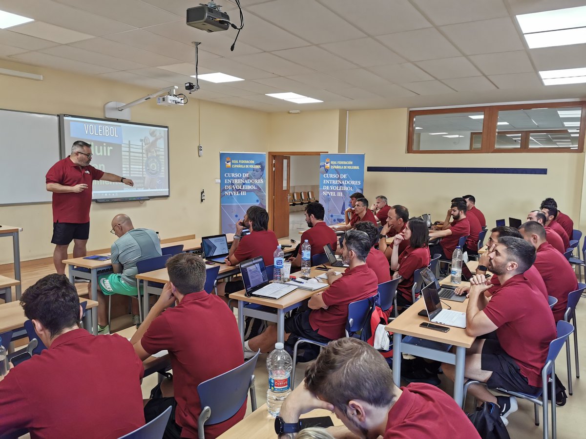 RFEVB's tweet photo. #Formación📚Soria @Ayto_Soria acoge la fase presencial del CURSO NACIONAL de entrenadores NIVEL III. 

📆 Desde el 10 hasta el 17 los futuros técnicos  continuarán su formación en las instalaciones del Pabellón Municipal Los Pajaritos ✅📍

https://t.co/x47G0bhlRE https://t.co/K5UNJ8SqwO