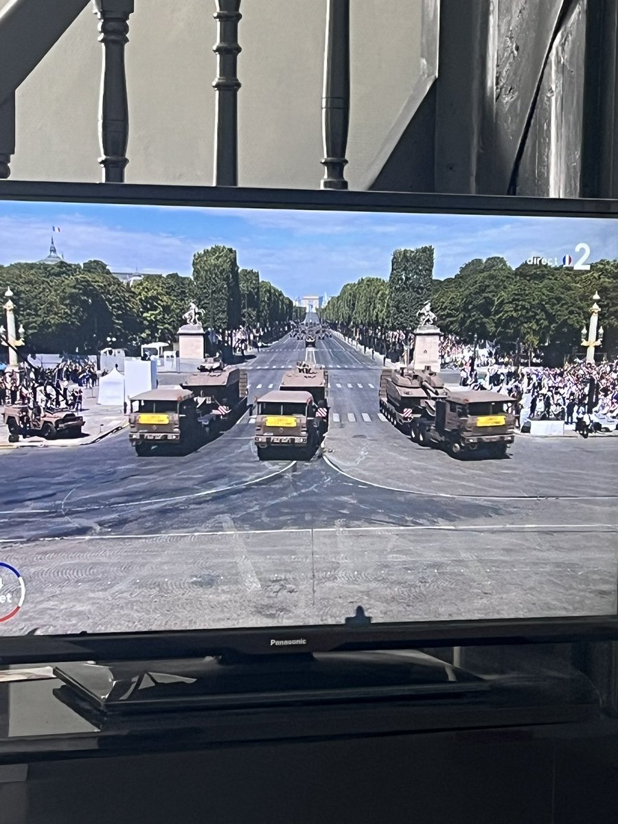 RonanPla's tweet photo. Bonjour @Paris @Anne_Hidalgo plusieurs blindés qui circulent juste à côté d’une piste cyclable, en obstruant le passage pour mon vélo-cargo et en masquant toute visibilité pour nous les cyclistes, ça va durer jusqu’à quand ? Cyril, collectif vélotafeurs Paris 8 et papa comblé https://t.co/R3zZGO2xcl