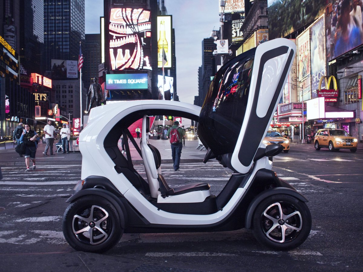 Robertmetzger's tweet photo. Handlich wie ein Motorroller, dabei emissionsfrei, leise und so einfach zu fahren wie ein Pkw – mit diesen Qualitäten erweiterte der Renault Twizy bei seinem Erscheinen vor zwölf Jahren die urbane Mobilität um eine völlig neue Facette mit vielen  #EAut

https://t.co/mMHcsX7I9V https://t.co/dchRLmfgOs