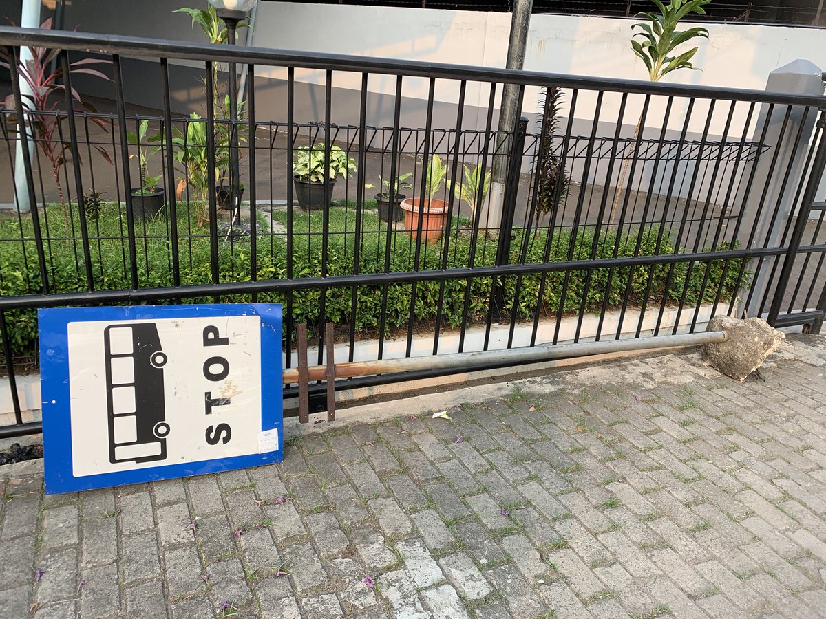 YRMairetha's tweet photo. Min @PT_Transjakarta tolong plang bus stop ini dipasang lagi, karna jak 33 gamau berenti kalo plang ini lepas. Titik pemberhentian di depan pkpri dki jakarta, arah pulogadung. Terima kasih https://t.co/OXLsZXt41g