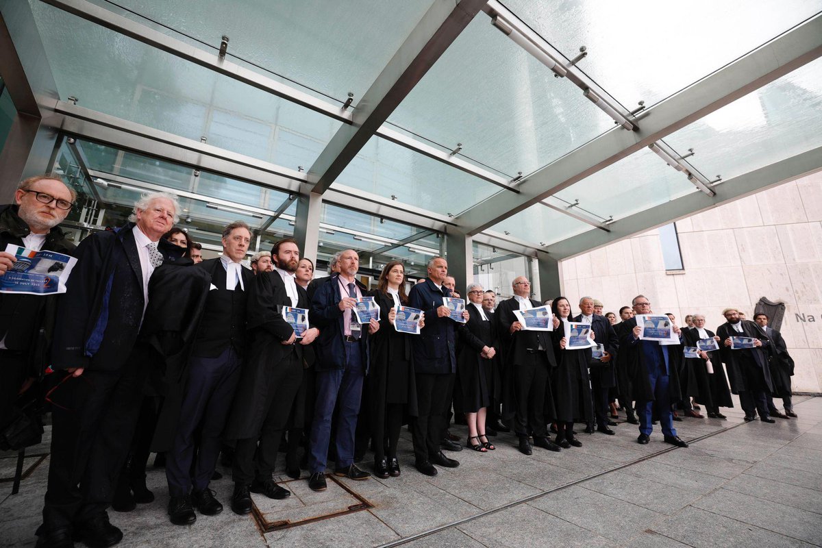 TheBarofIreland's tweet photo. On the steps: Practitioners & supporters at the Courts of Criminal Justice marked their frustration today at the professional fees paid by the State, for both prosecution and defence work, across all courts of criminal justice.

The gathering comes in advance of a full day of withdrawal of services, on Tuesday 3rd October 2023, the commencement of the new legal year.

Read our full statement at: https://t.co/GztTnGz8ei