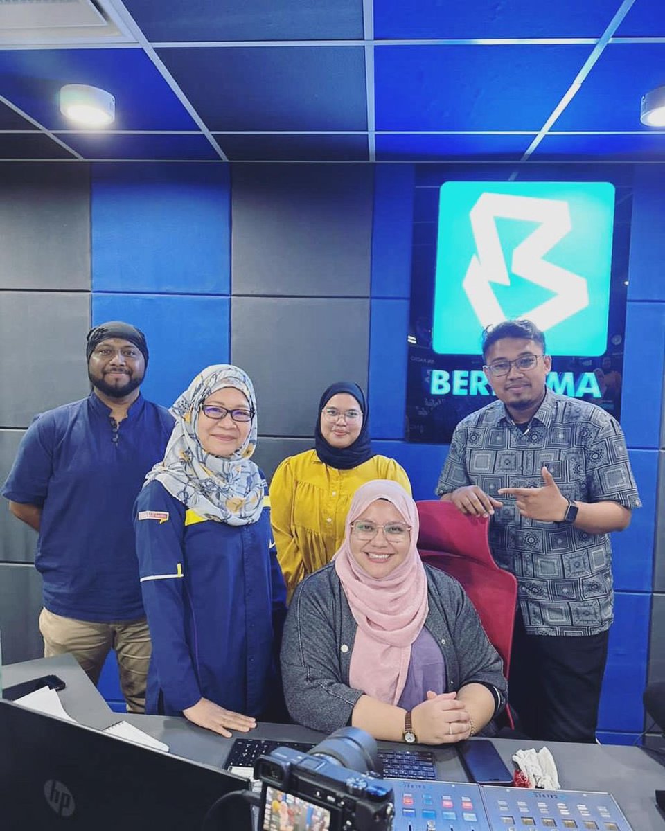 smallstepbgimpc's tweet photo. Sedikit perkongsian untuk hari ini.

Semalam berlangsung, temubual di stesen radio @bernamaradioofficial . Turut serta adalah Penasihat Projek Kami, Puan Shira Haniza Yaakop dan Ketua Projek, Nurul Nabilah Awang yang membicarakan tentang projek Satu Langkah Sejuta Manfaat. https://t.co/VQ9UolWYUL